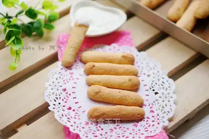 Sponge-finger crackers