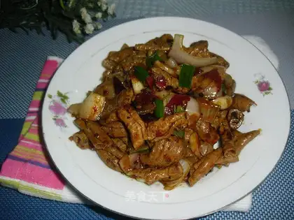Onion fried pig intestines