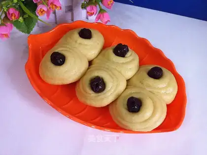 Corn-noodle date buns