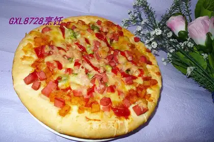 Potato ham and tomato pizza