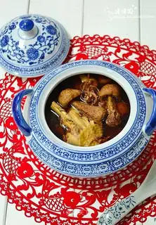 ♪ Worm and grass, cedar and chicken soup ♪