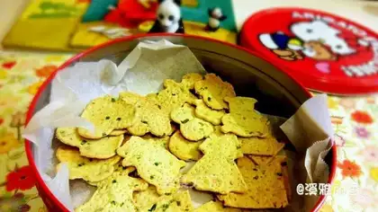 Onion sesame soda cookies