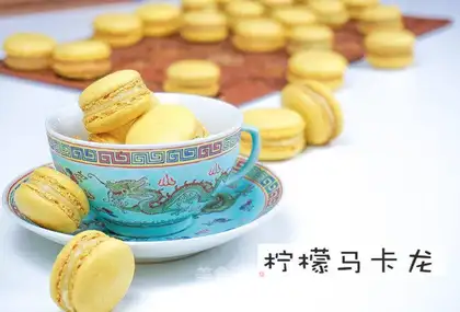 French lemon macaron
