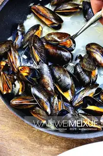 Rum, butter, blue mussels
