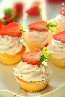 Yogurt strawberry cake