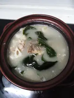 Ribbon seaweed soup