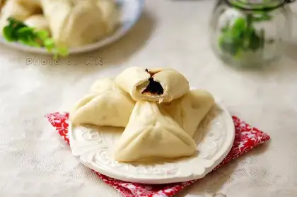 Red sugar sesame triangle