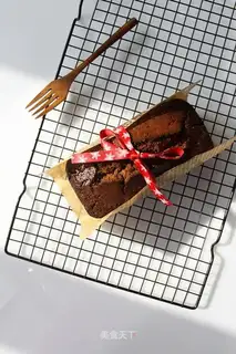 Red sugar date mud pound cake