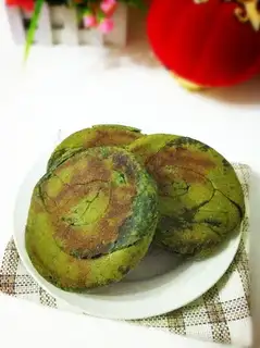 A spinach juice black sesame cake
