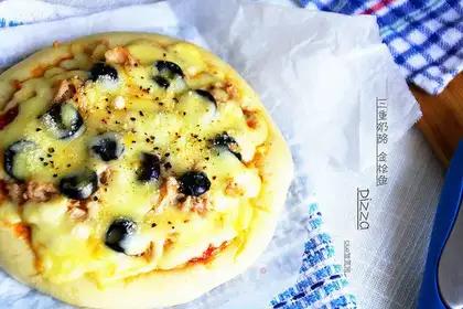 Triple cheese tuna pizza