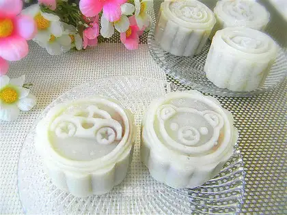 Ice-smelt snow-beans mooncake