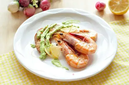Black pepper shrimp fried apricot mushrooms