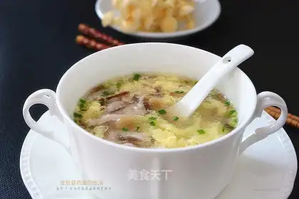 Golden fungus egg gravy soup