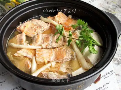 White mushroom stewed salmon bones
