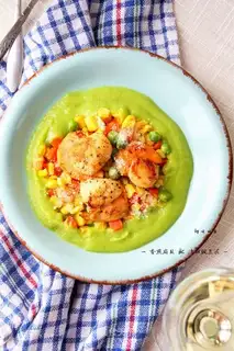 Scallops with sweet pea mud