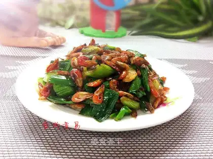 Garlic sprouts and wild shrimp