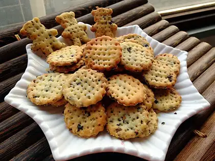 Onion seaweed crackers