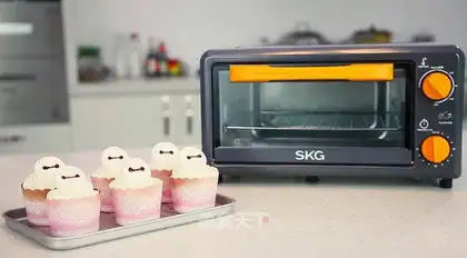 Big white cupcakes