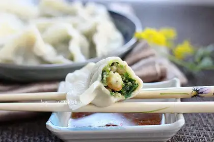Three dumplings of shrimp