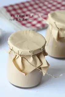 Red tea and cheese pudding