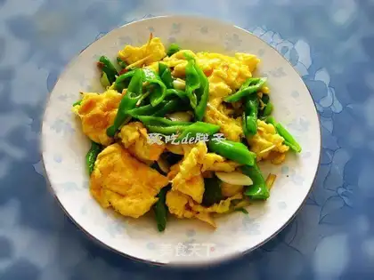 Scrambled eggs with pepper