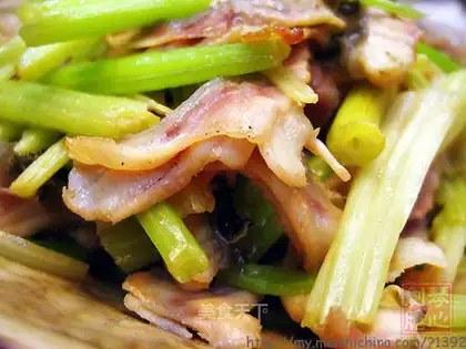 stir-fried crispy pork fish with parsley