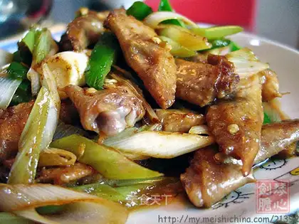 Fried chicken wings with onions