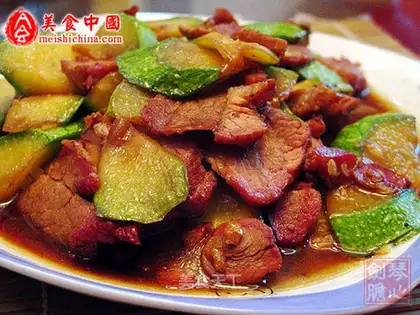Braised zucchini with roasted pork