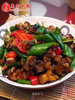 stir-fried snail head with chili pepper