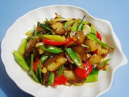 stir-fried pork in oil pan