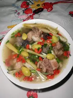 Black-bone chicken and ginkgo ribs soup