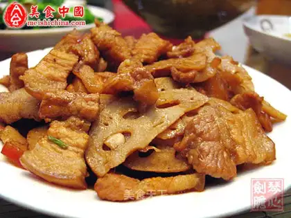 stir-fried lotus root slices with pork belly