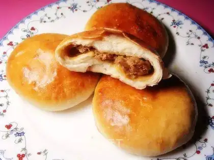 Crispy and soft meat sesame cakes