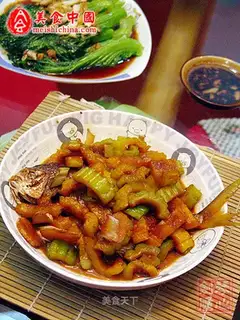 Braised pomfret with bitter gourd with golden edge