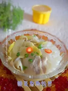 Pickled cabbage and white pork vermicelli