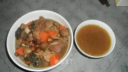 Pork bone soup with dried vegetables