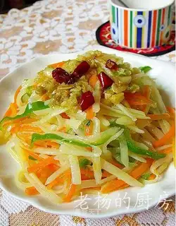 Shredded potatoes with salad