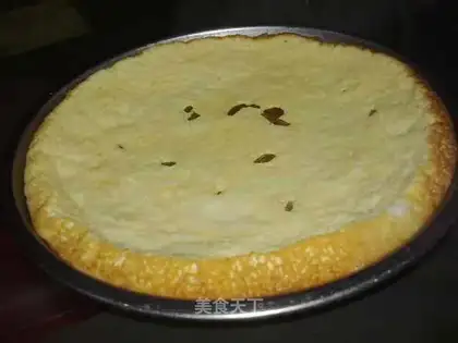 Electric rice cooker bakes cake