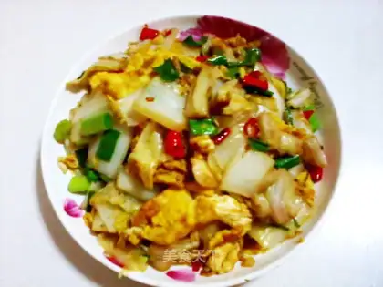 Stewed eggs with spicy cabbage
