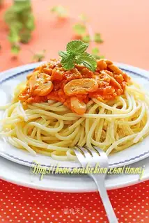 Spaghetti with mushroom meat sauce