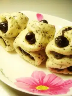 Black sesame and red dates rolls