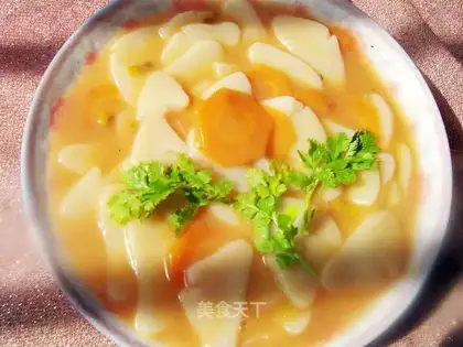 Rice cake with tomato sauce
