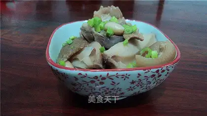 Stewed pork knuckles with peanuts and lotus root