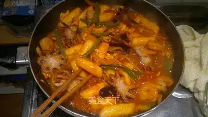 stir-fried rice cake with seafood