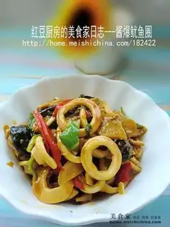 Fried squid rings in sauce