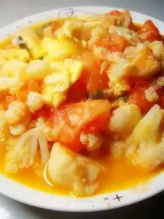 Scrambled eggs with tomatoes and cauliflower