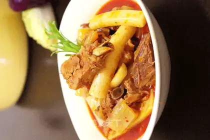 Stewed ribs with cabbage and rice cake
