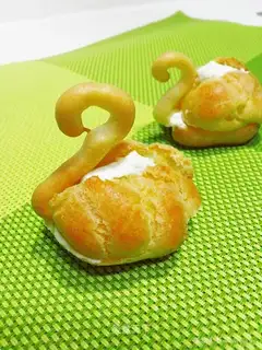 Swan puff