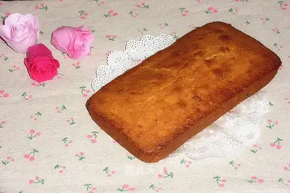 Light cream rose sauce, pound cake