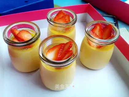 Strawberry caramel pudding